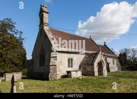 St Cosmas & St Damian Church nel grazioso villaggio di Sherrington nel Wiltshire, Inghilterra, Regno Unito Foto Stock