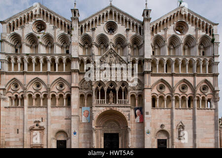 La cattedrale di Ferrara dedicata a San Giorgio e costruito nel XVI secolo XII secolo Foto Stock