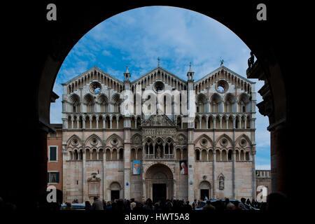 La cattedrale di Ferrara dedicata a San Giorgio e costruito nel XVI secolo XII secolo Foto Stock