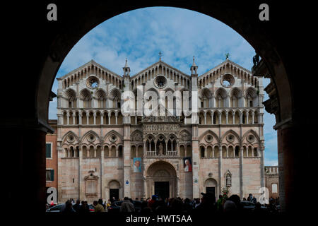 La cattedrale di Ferrara dedicata a San Giorgio e costruito nel XVI secolo XII secolo Foto Stock