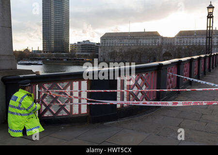 Lambeth Bridge chiuso le conseguenze del terrorismo evento quando quattro persone sono state uccise (tra cui il pirata informatico) e 20 feriti durante un attacco terroristico sul Westminster Bridge e al di fuori della casa del Parlamento, il 22 marzo 2017, nel centro di Londra, Inghilterra. Il Parlamento è stato in sessione e tutti i deputati e il personale e i visitatori sono stati in blocco mentre fuori il pubblico e il traffico sono stati tenuti a distanza dalla zona di Westminster Bridge e Piazza del Parlamento, scene di attacco. Si ritiene che un uomo solitario si è schiantato la sua auto nel pedoni poi, armati con un coltello ha tentato di entrare in Parlamento, stabbin Foto Stock