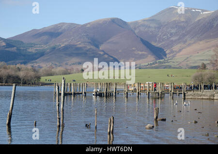 I visitatori che fanno la fila per salire a bordo di un traghetto a Derwentwater, Lake District, Cumbria, Inghilterra Foto Stock