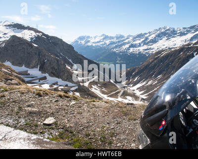 Gotthardpass, Svizzera: vista sulla valle di Tremola. Il pass è ancora un sacco di neve in inverno Foto Stock