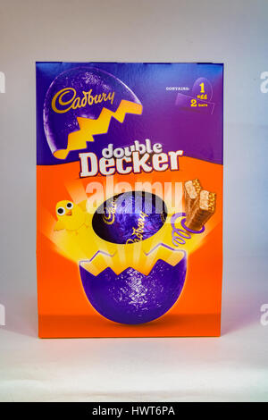 CHESTER, Regno Unito - 19 Marzo 2017: Cadbury's Double Decker Easter Egg box. Un popolare trattamento al cioccolato per le vacanze di Pasqua. Foto Stock