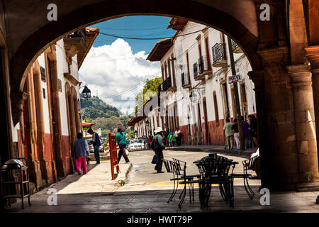 Pátzcuaro messico scenico e storico vista città attraverso archway Foto Stock