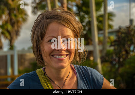 Bella giovane donna con chin-lunghezza, battente, capelli castani e un bel sorriso. Foto Stock