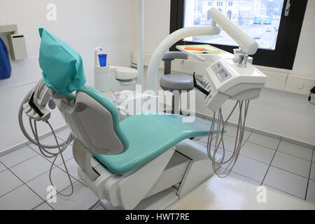 Vista dettagliata del dentista metallico strumenti e esercitazioni sul vassoio con luce di medici in odontoiatria clinica Foto Stock