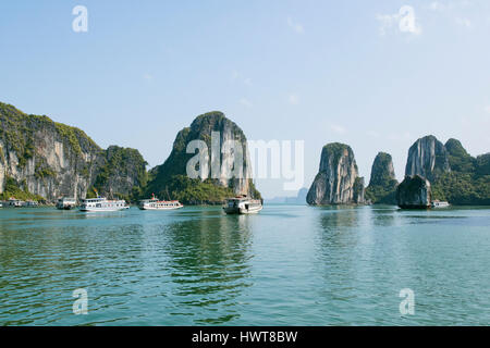 Le imbarcazioni turistiche nella baia di Halong, Halong, Golfo del Tonchino, Vietnam Foto Stock