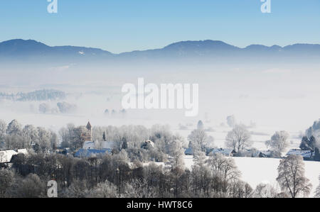 Nebbia di mattina in inverno su loisach, villaggio di Zell vicino Großweil, Alta Baviera, Baviera, Germania Foto Stock