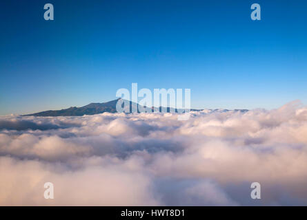 Vulcano Pico del Teide oltre le nuvole, Tenerife, Isole Canarie, Spagna Foto Stock