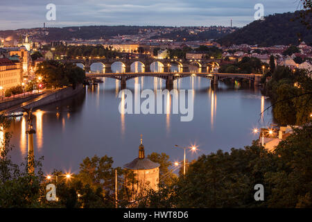 Vista dal parco Letenské sady sulla Moldavia e ponti, Praga, Repubblica Ceca Foto Stock