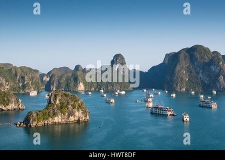 Le imbarcazioni turistiche nella baia di Halong, Halong, Golfo del Tonchino, Vietnam Foto Stock