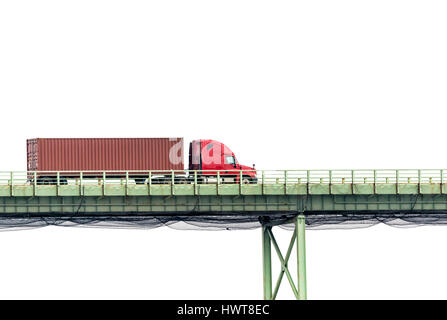 Un rosso semi attraversa un ponte che si trova di fronte a un bianco cielo nuvoloso con abbondanza di copia nello spazio al di sopra e al di sotto di Foto Stock