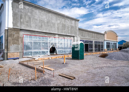 Una nuova striscia di retail center in costruzione. Foto Stock