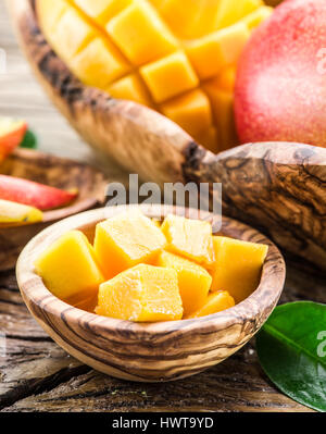 Pezzi di mango fruit nella ciotola di legno. Foto Stock