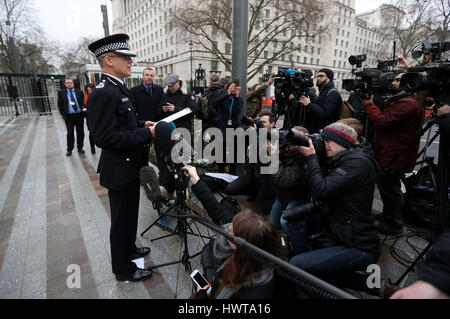 Mark Rowley, Assistente Commissario per specialista operazioni del Metropolitan Police, parlando al di fuori di Scotland Yard a Londra, il giorno dopo un attacco terroristico in cui funzionario di polizia Keith Palmer e tre membri del pubblico è morto e il pirata informatico è stato ucciso. Foto Stock