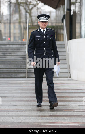 Mark Rowley, Assistente Commissario per specialista operazioni del Metropolitan Police, al di fuori di Scotland Yard a Londra, dopo sette persone sono state arrestate in incursioni in Londra, Birmingham e altrove legato al Westminster attacco terroristico. Foto Stock