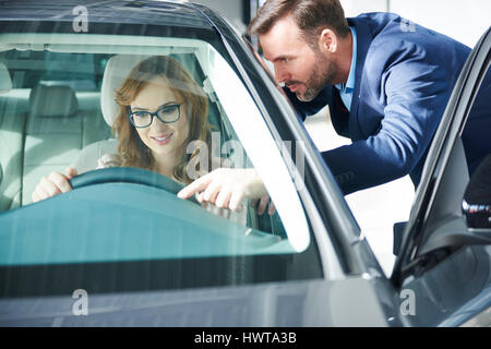 Un paio di clienti esaminando nuove auto Foto Stock