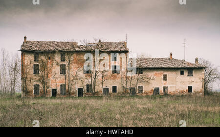 Casa abbandonata nella bassa Valle Padana Foto Stock
