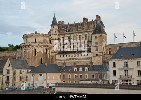 Il castello reale di Amboise visto dal ponte sulla Loira Foto Stock