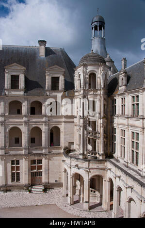 Un'ala interna del Chateau de Chambord, con una grande scala di marmo Foto Stock