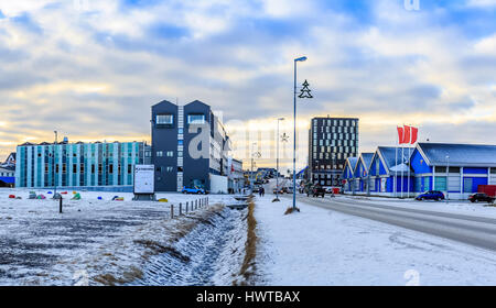 Aqqusinersuaq la strada principale di Nuuk città ricoperta di neve, Groenlandia Foto Stock