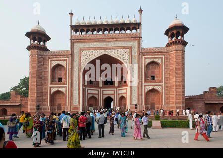 AGRA, India - 23 Ottobre 2013 : il Taj Mahal, Mausoleo costruito dall imperatore Mughal Shah Jahan in memoria della sua terza moglie Mumtaz Mahal. Nel 1983 esso beca Foto Stock