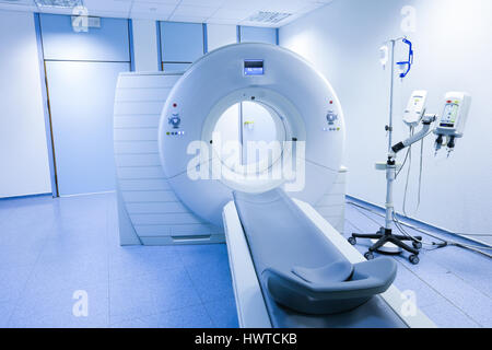 CT (tomografia computerizzata) scanner nel laboratorio dell'ospedale. La cura della salute, tecnologia medica, apparecchiature hi-tech e concetto di diagnosi con copia spazio. Foto Stock