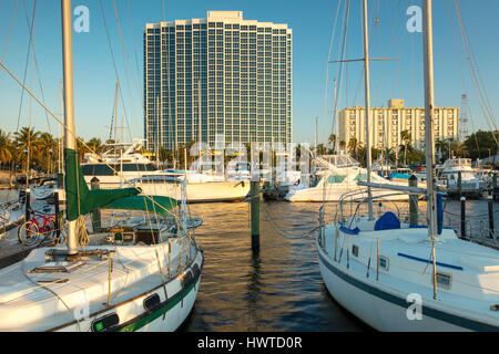 Barche ormeggiate in Fort Myers Yacht bacino con torri di condominio al di là, Ft Myers, Florida, Stati Uniti d'America Foto Stock