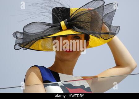 Signora IN HAT sul balcone YORK BETWAY YORKSHIRE TAZZA BETWAY YORKSHIRE CUP IPPODROMO DI YORK YORK INGHILTERRA 15 Maggio 2015 Foto Stock