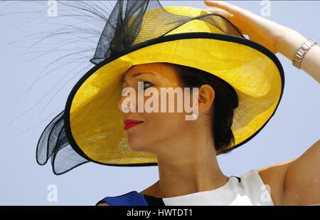 Signora IN HAT sul balcone YORK BETWAY YORKSHIRE TAZZA BETWAY YORKSHIRE CUP IPPODROMO DI YORK YORK INGHILTERRA 15 Maggio 2015 Foto Stock