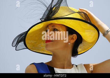 Signora IN HAT sul balcone YORK BETWAY YORKSHIRE TAZZA BETWAY YORKSHIRE CUP IPPODROMO DI YORK YORK INGHILTERRA 15 Maggio 2015 Foto Stock