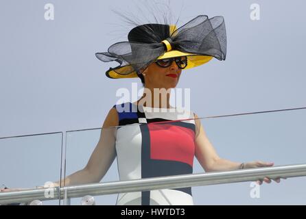 Signora IN HAT sul balcone YORK BETWAY YORKSHIRE TAZZA BETWAY YORKSHIRE CUP IPPODROMO DI YORK YORK INGHILTERRA 15 Maggio 2015 Foto Stock