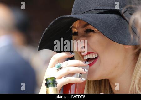 Signora IN HAT gustando un drink mi BETWAY YORKSHIRE CUP IPPODROMO DI YORK YORK INGHILTERRA 15 Maggio 2015 Foto Stock