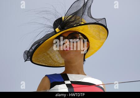 Signora IN HAT sul balcone YORK RA BETWAY YORKSHIRE CUP IPPODROMO DI YORK YORK INGHILTERRA 15 Maggio 2015 Foto Stock