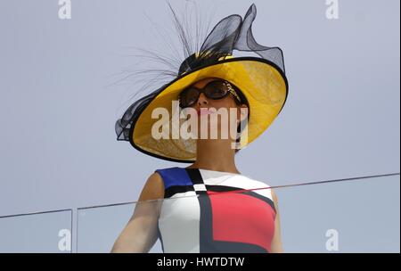 Signora IN HAT sul balcone YORK RA BETWAY BETWAY dello Yorkshire YORKSHIRE CUP IPPODROMO DI YORK YORK INGHILTERRA 15 Maggio 2015 Foto Stock