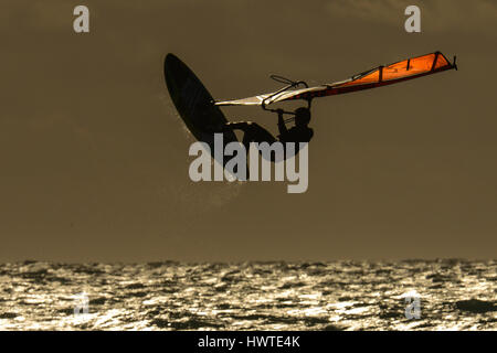 Windsurf al sole del pomeriggio nella Camargue Foto Stock