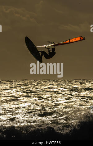 Windsurf al sole del pomeriggio nella Camargue Foto Stock