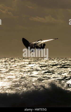 Windsurf al sole del pomeriggio nella Camargue Foto Stock