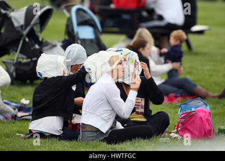 RACEGOERS A GARE YORK FESTIVAL DI MAGGIO IPPODROMO DI YORK YORK INGHILTERRA 16 Maggio 2008 Foto Stock