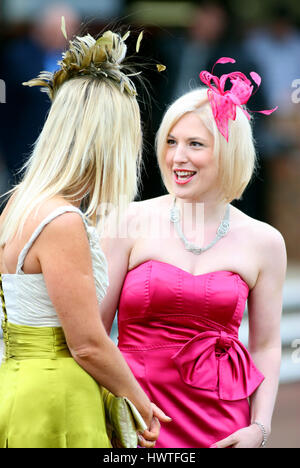 RACEGOERS A GARE YORK FESTIVAL DI MAGGIO IPPODROMO DI YORK YORK INGHILTERRA 16 Maggio 2008 Foto Stock