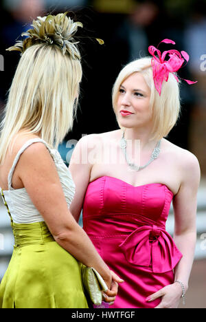 RACEGOERS A GARE YORK FESTIVAL DI MAGGIO IPPODROMO DI YORK YORK INGHILTERRA 16 Maggio 2008 Foto Stock