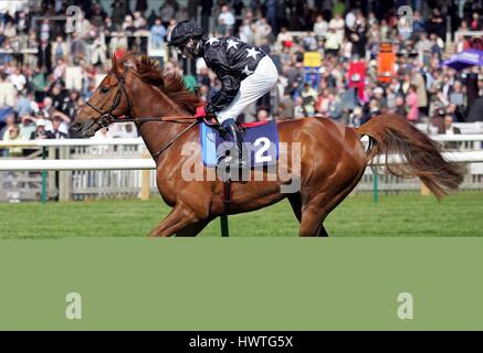 BROOMIELAW cavalcato da JAMIE SPE di XPLOR MAIDEN STAKES ROWLEY MILE NEWMARKET Corso Inghilterra 18 aprile 2007 Foto Stock