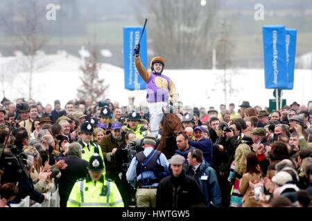 TONY MCCOY & BRAVE INCA SMURFIT CAMPIONE HURLDLE CHELTENHAM RACECOURSE CHELTENHAM INGHILTERRA 14 Marzo 2006 Foto Stock