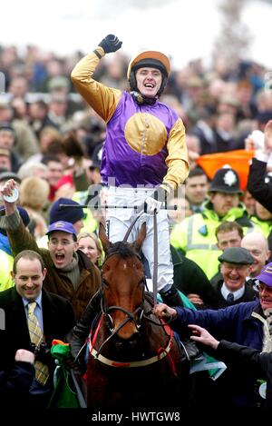 TONY MCCOY & BRAVE INCA Smurfit Campione Hurdle CHELTENHAM RACECOURSE CHELTENHAM INGHILTERRA 14 Marzo 2006 Foto Stock