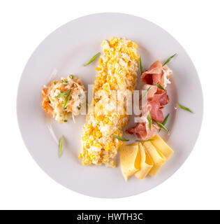 Rotolo di frittata con formaggio e prosciutto sulla piastra. Foto Stock