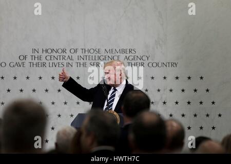 U.S presidente Donald Trump dà un pollice in su in piedi nella parte anteriore della CIA Memorial Wall durante il commento al personale presso la Central Intelligence Agency sede 21 Gennaio 2017 a Langley, Virginia. Foto Stock