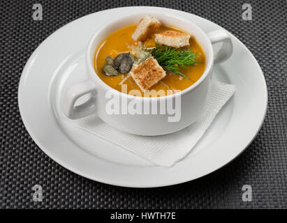Minestra di crema con crostini. Foto Stock