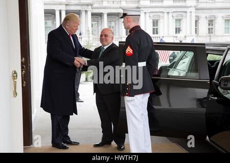 Stati Uniti Presidente Donald Trump saluta il primo ministro iracheno Haider al-Abadi come egli arriva alla Casa Bianca, 20 marzo 2017 a Washington D.C. Foto Stock