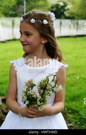 La santa comunione bambina in giardino Foto Stock